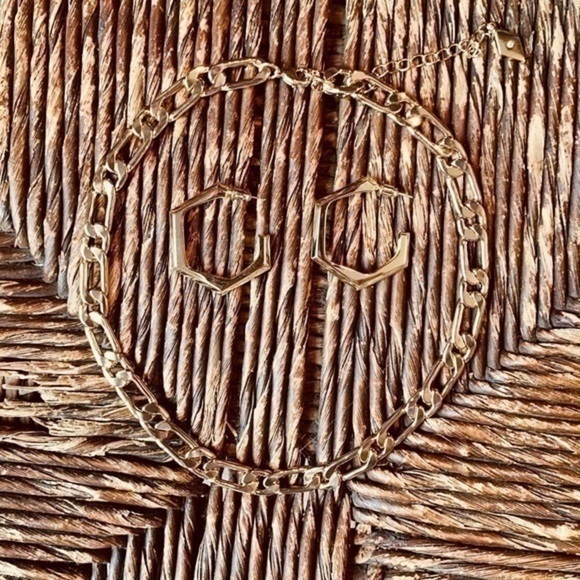 ✨💛 Gold Tone Hexagon Shape Chunky Hoops ✨❤️ - Picture 4 of 5